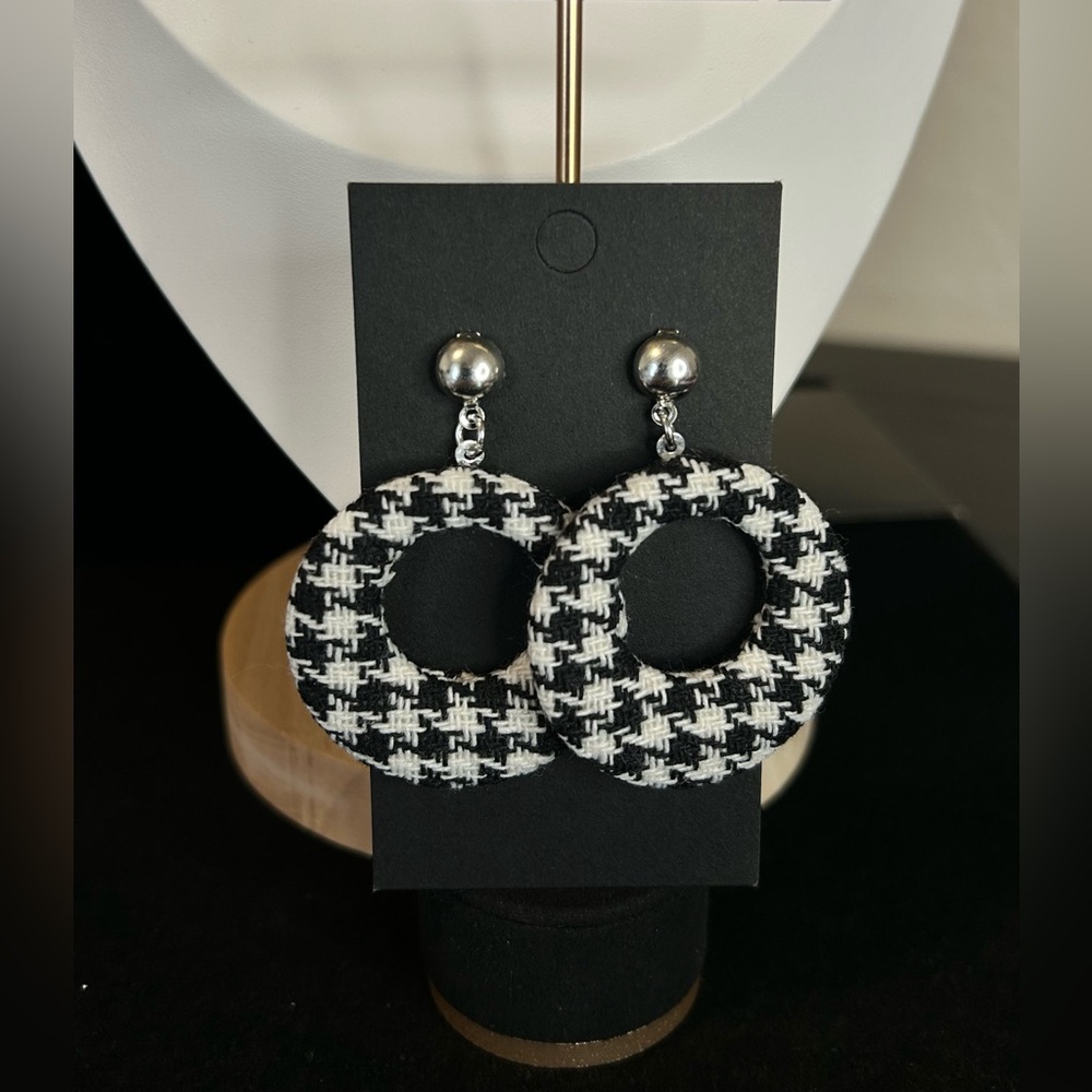 #515 | Black & White Houndstooth Round Cut-Out Post Earrings.